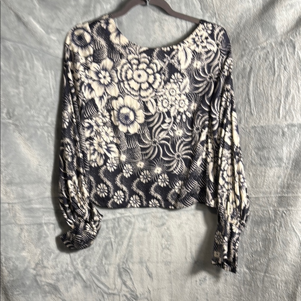 Anthropologie blouse women’s small Black blue White Puff Sleeve Blouse‎ v back